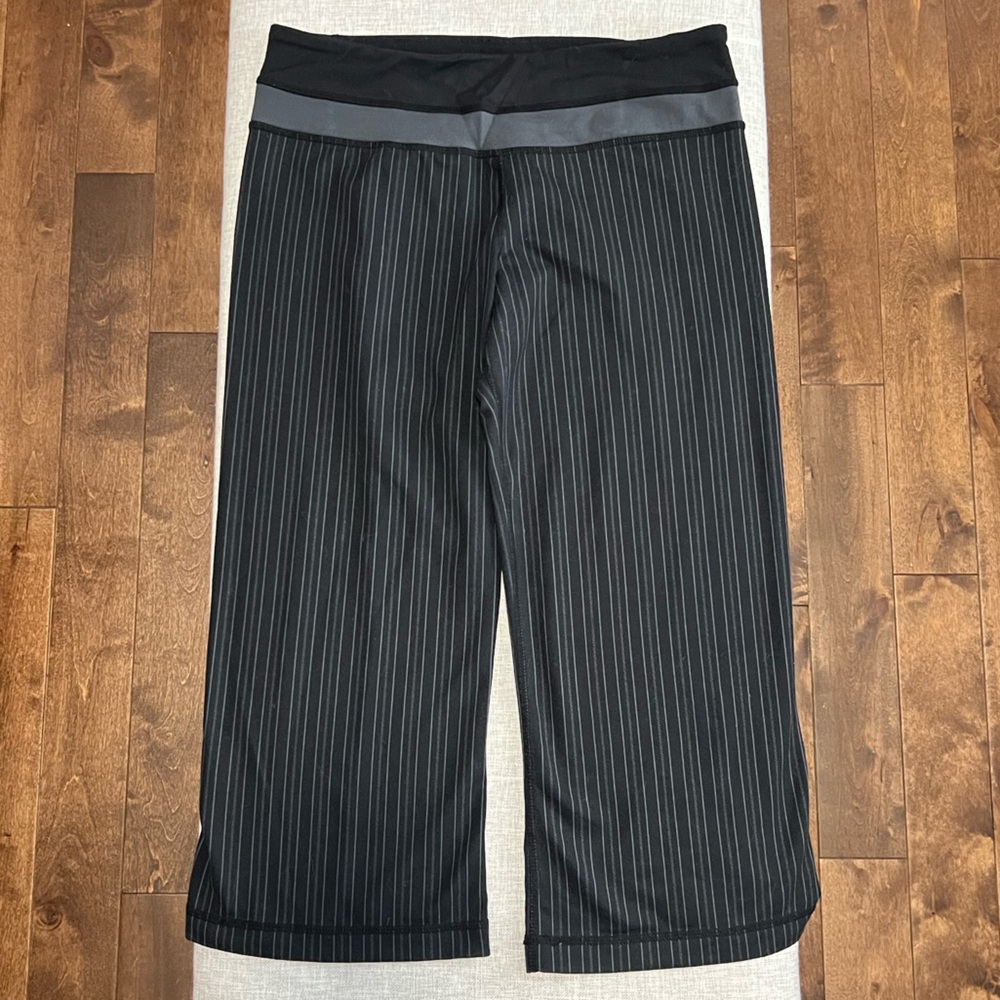 002 Lululemon Athletica Black Pinstripe Cropped Leggings